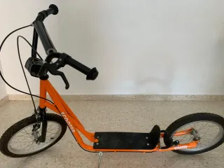 Patinete naranja con freno