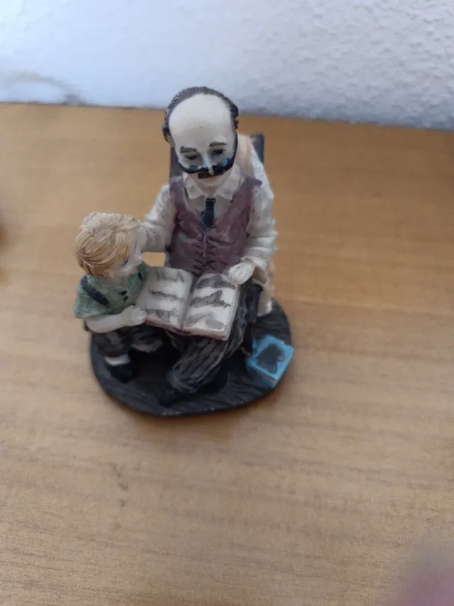 Figura decorativa abuelo y nieto