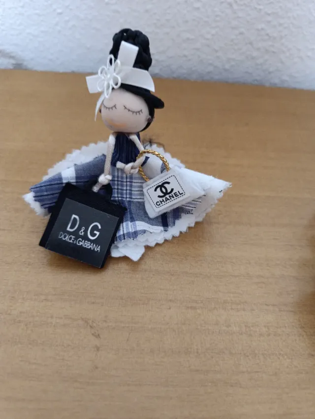 Figura de muñeca con bolsos D&G y Chanel