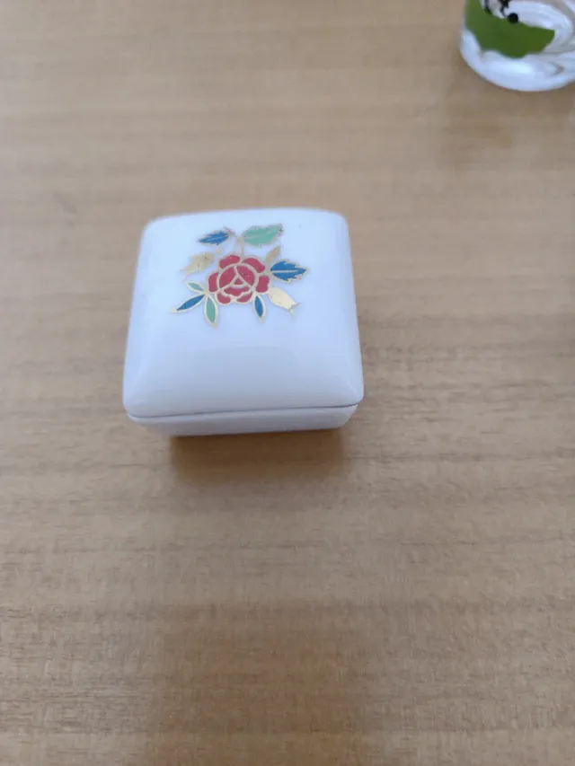 Caja decorada con flor