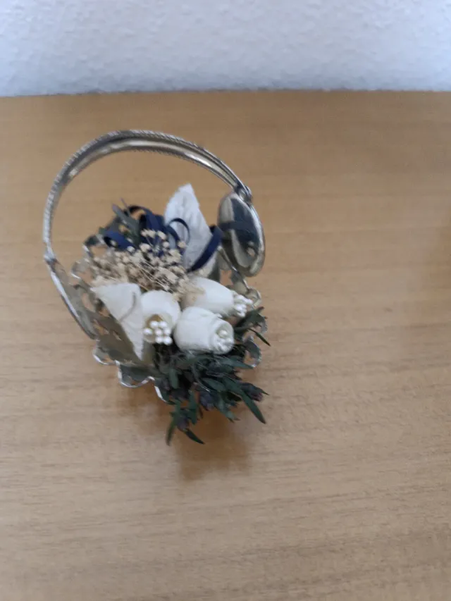 Figura decorativa con flores secas