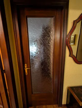 Puertas de madera oscura