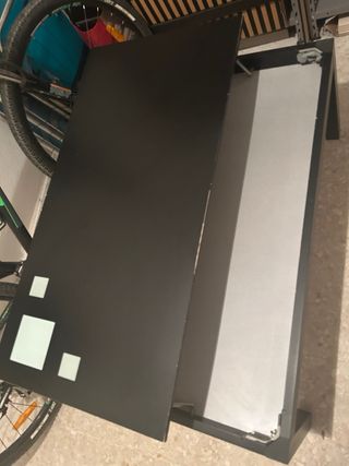 Mesa de centro negra con detalles de cristal