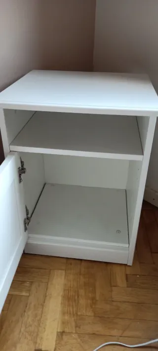 Mesita de noche blanca y madera