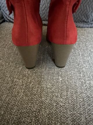 Botines rojos de tacón nuevos