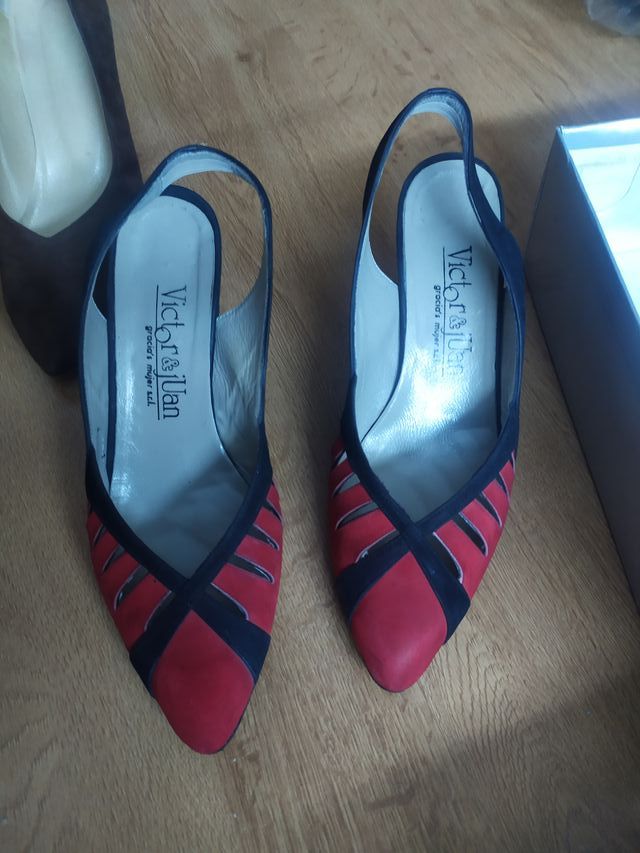 Zapatos de tacón negros y marrones