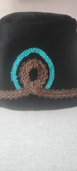 Questo è un fez, un cappello turco-ottomano tradiz