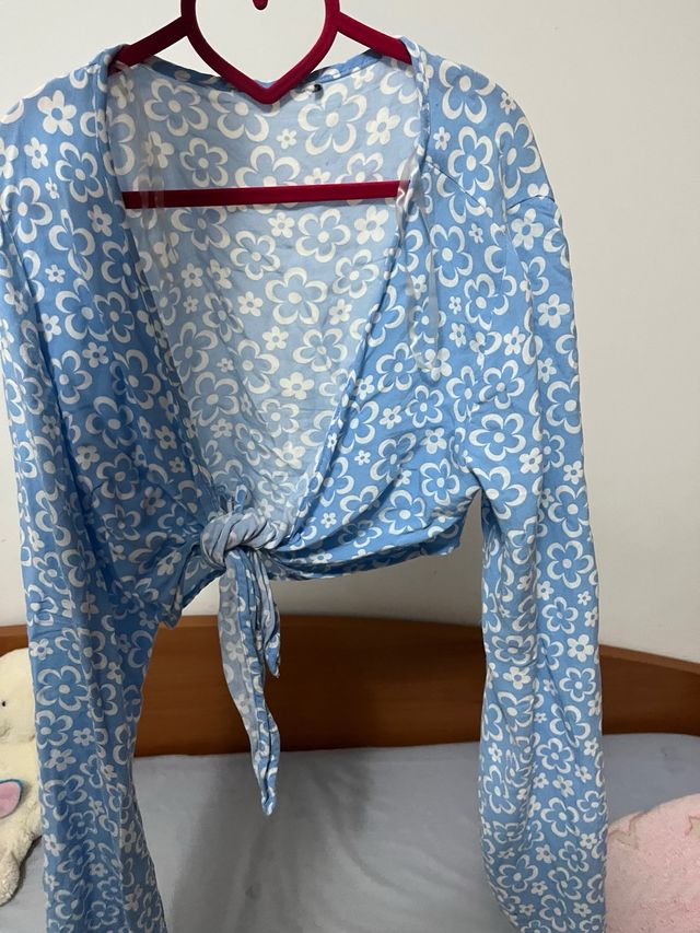 Top floral azul y blanco talla única