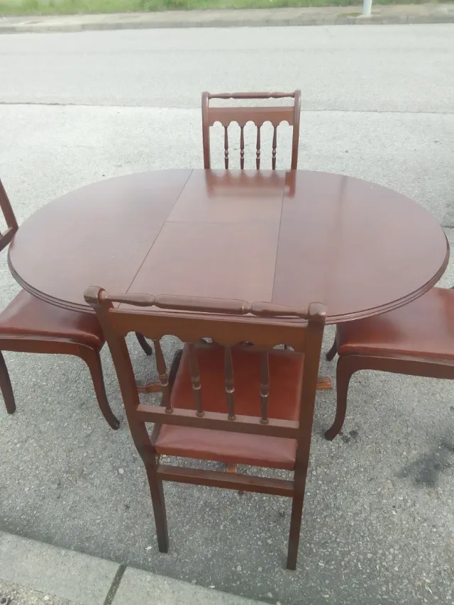 Mesa comedor extensible y 4 sillas.  Rebajada