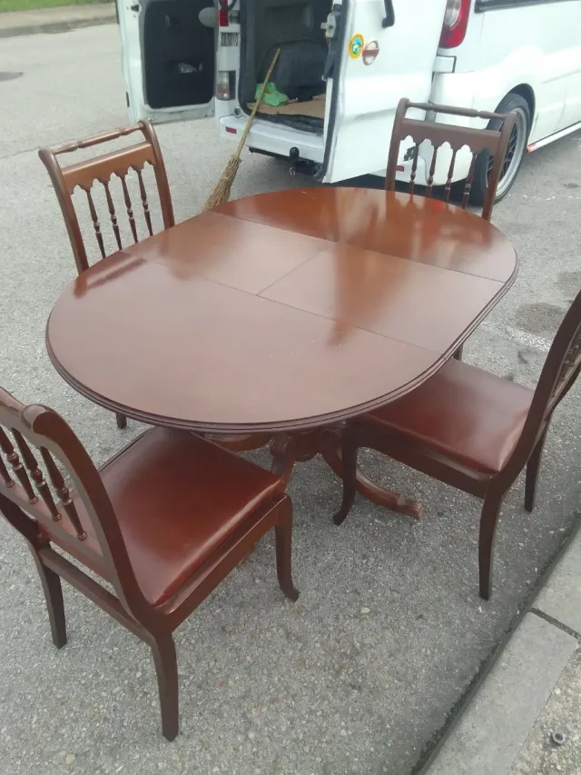 Mesa comedor extensible y 4 sillas.  Rebajada