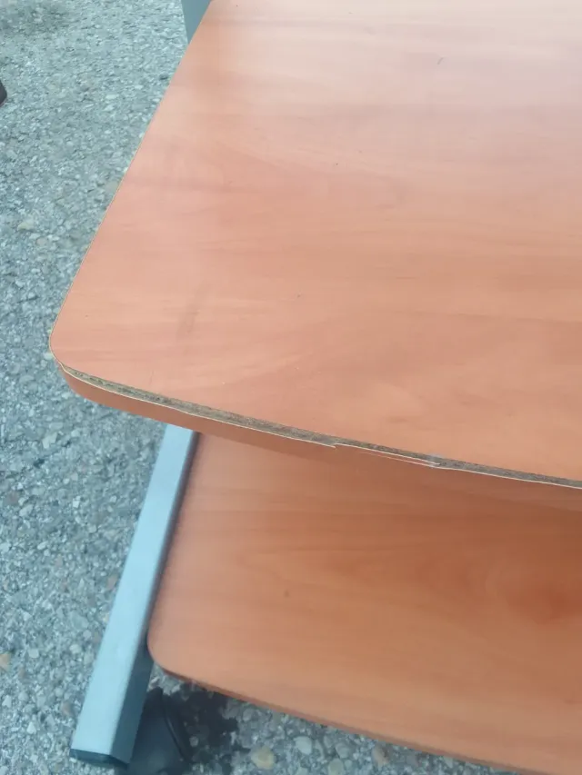 Mesa de ordenador de madera y metal