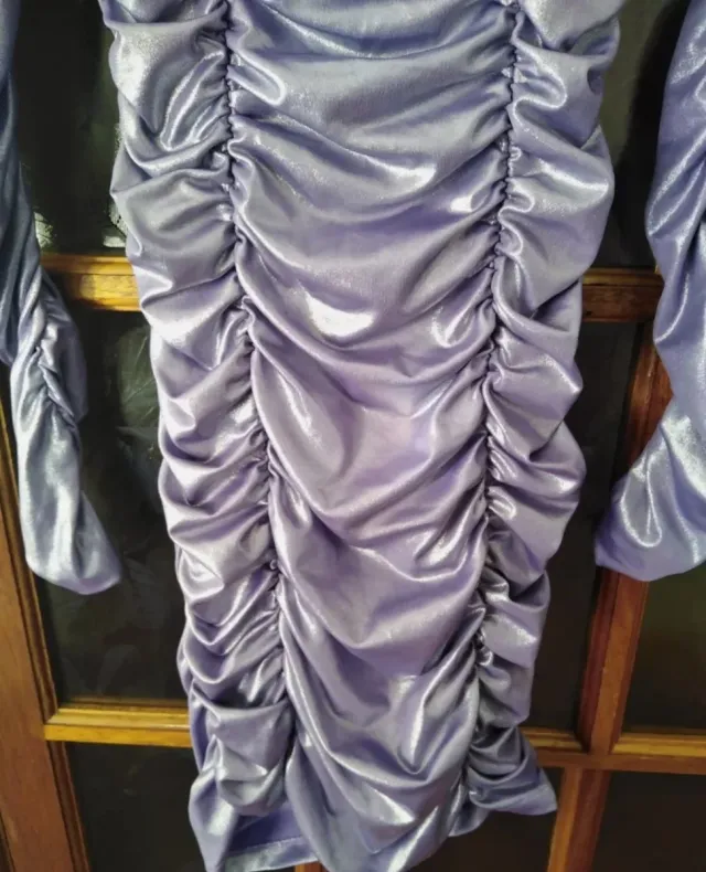 Vestido lila fruncido
