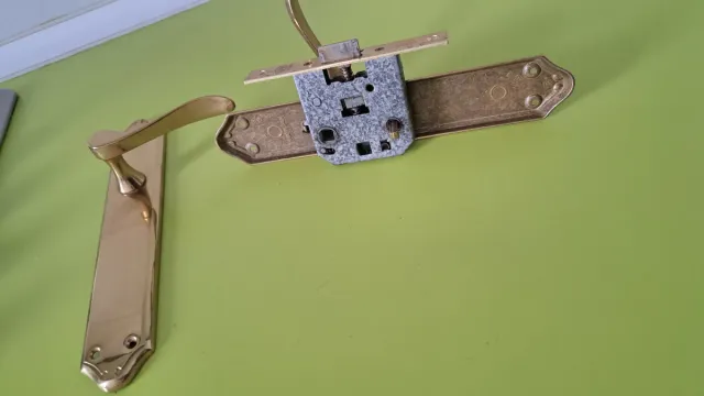 Cerradura y manillas doradas