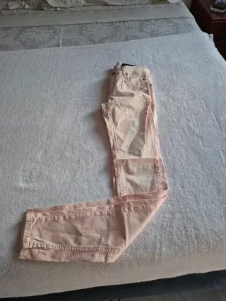 Jeans rosa con cartellino