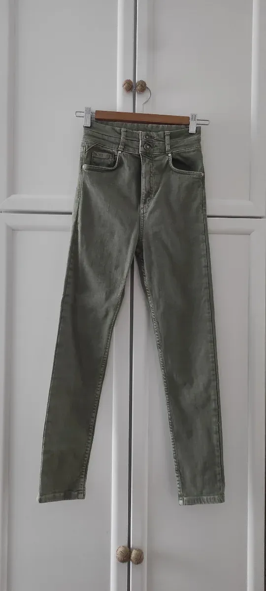 Pantalón vaquero verde oliva