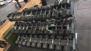 Mancuernas de gimnasio sin mancuernero