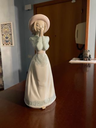 Statuina Nao Lladro bambina in preghiera