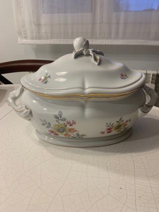Sopera de porcelana con detalles dorados