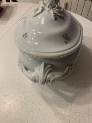 Sopera de porcelana con detalles dorados
