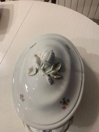 Sopera de porcelana con detalles dorados