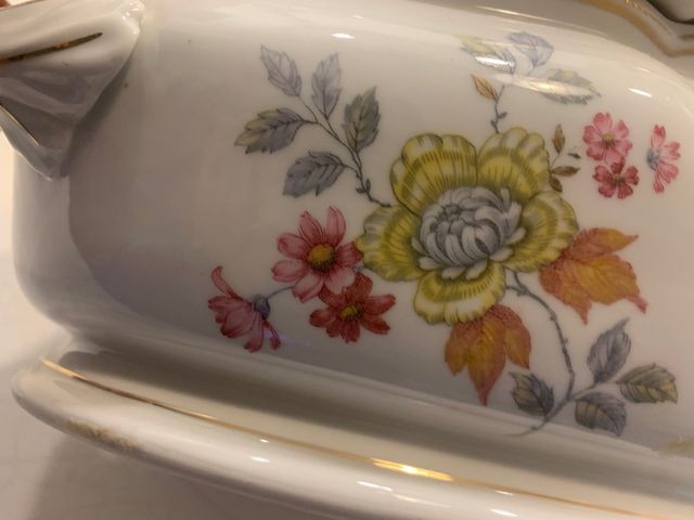 Sopera de porcelana con detalles dorados