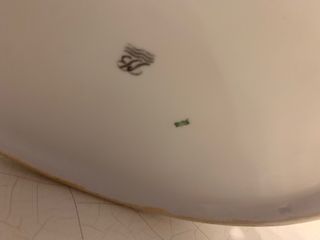 Sopera de porcelana con detalles dorados