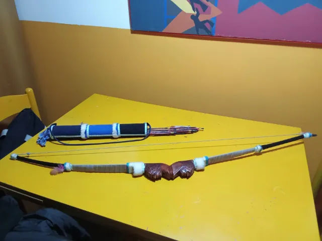 Arco in legno con faretra e frecce