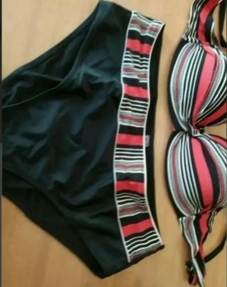 Costume da bagno a righe rosse e nere