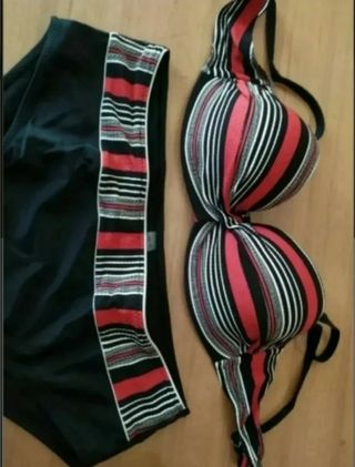 Costume da bagno a righe rosse e nere