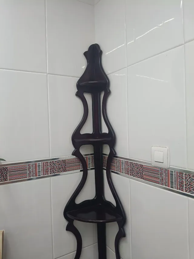 Rinconera de madera oscura