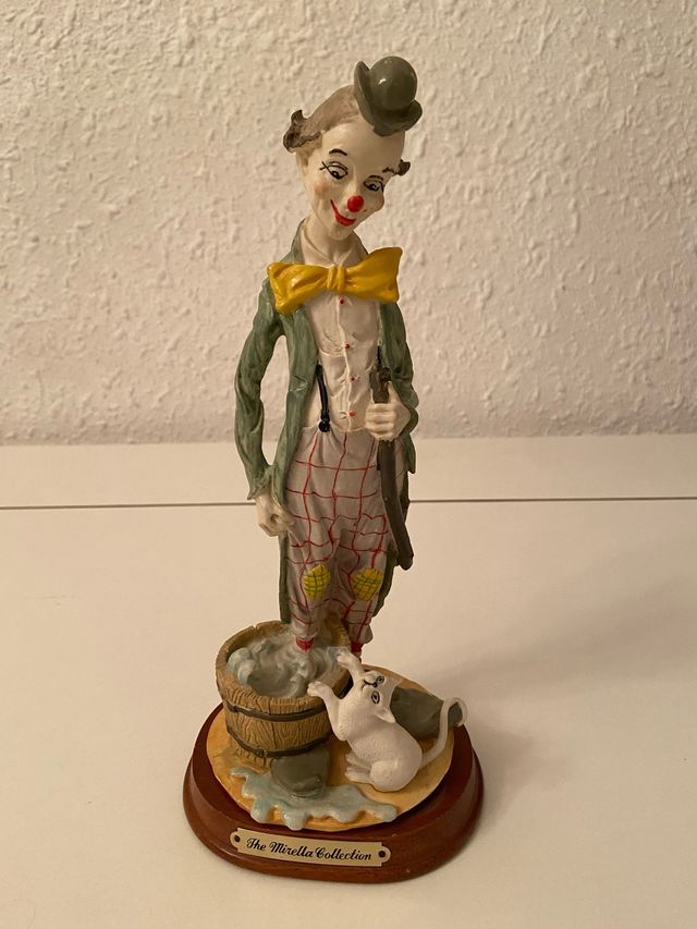 Figura payaso con gatito y cubo