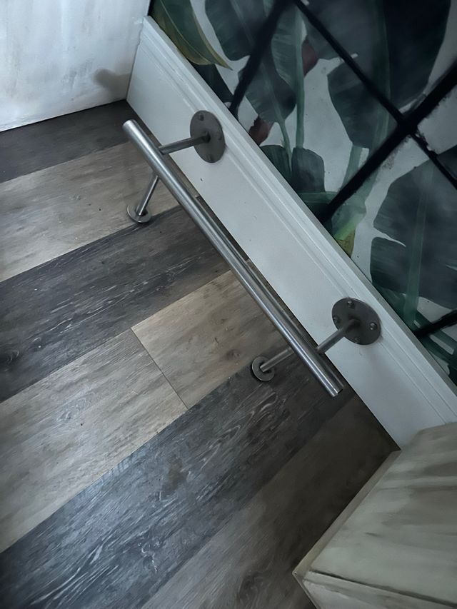 Reposapiés metálico para peluquería