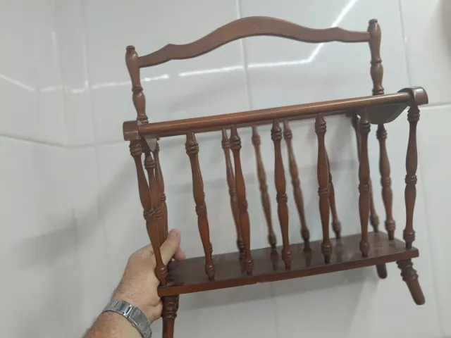 Revistero de madera estilo clásico