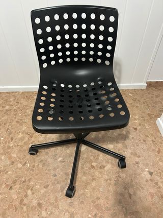 Silla de oficina negra con ruedas