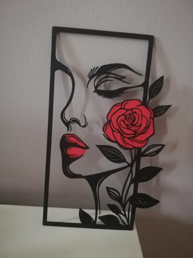 Decorazione murale donna e rosa in pla
