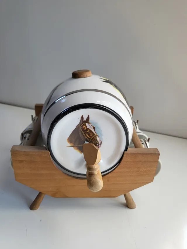 Barril de cerámica con tazas