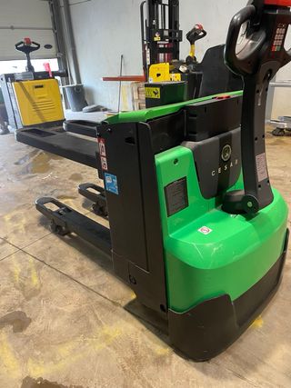 Transpaleta Apilador Cesab