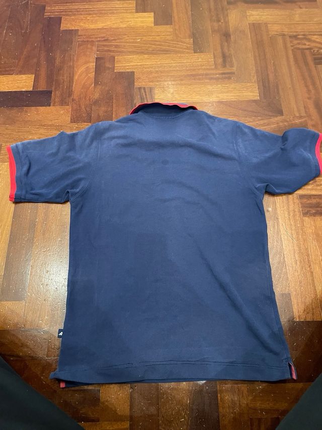 Polo Adidas blu con dettagli rossi