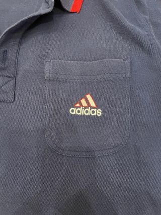 Polo Adidas blu con dettagli rossi