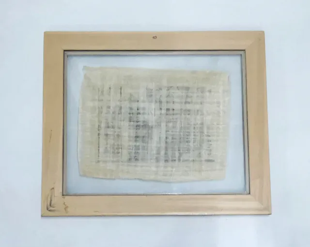 Papiro egipcio con precioso enmarcado de madera