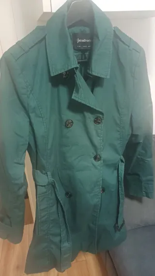 Gabardina Stradivarius verde