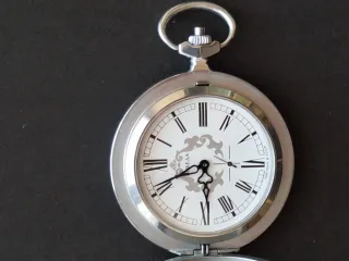 Orologio da tasca con incisione floreale