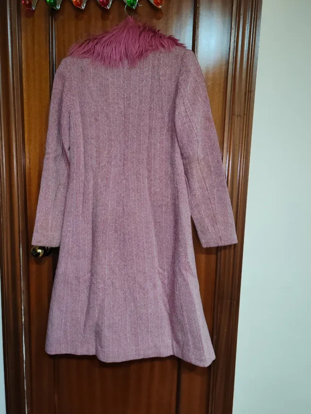 Abrigo rosa con cuello de pelo
