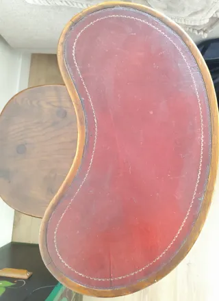 Pupitre antiguo con sobre de cuero y madera de rob