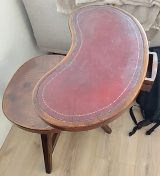 Pupitre antiguo con sobre de cuero y madera de rob