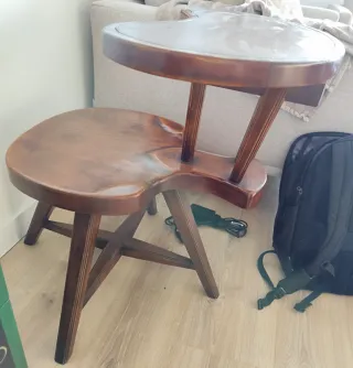 Pupitre antiguo con sobre de cuero y madera de rob