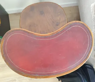 Pupitre antiguo con sobre de cuero y madera de rob