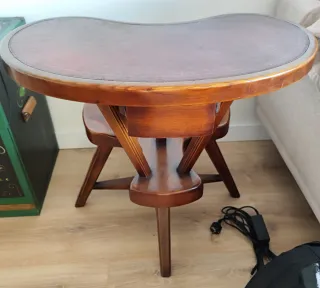 Pupitre antiguo con sobre de cuero y madera de rob