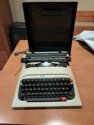 Máquina de escribir Olivetti Lettera 12