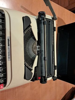 Máquina de escribir Olivetti Lettera 12